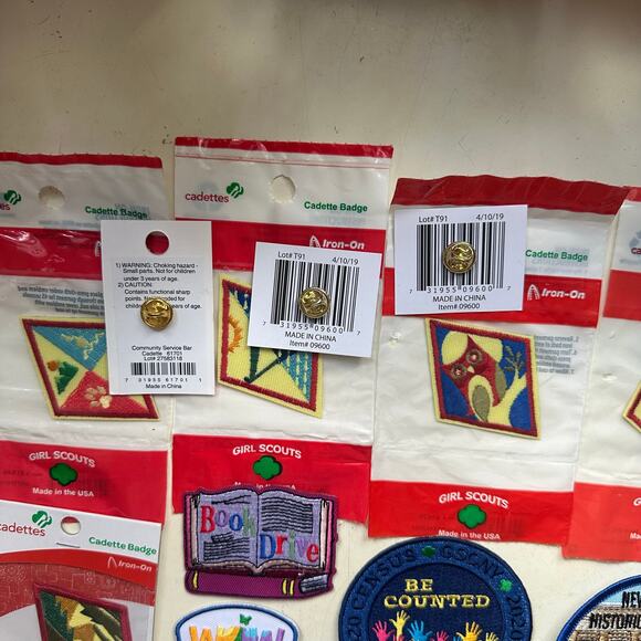 Lot of Girl Scouts Iron On Badges and Pins Brand New - Picture 7 of 8